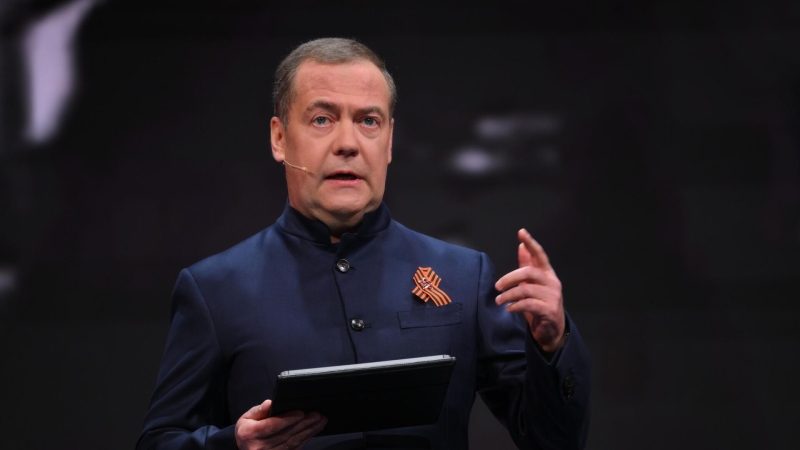 Медведев стал полным кавалером ордена "За заслуги перед Отечеством"