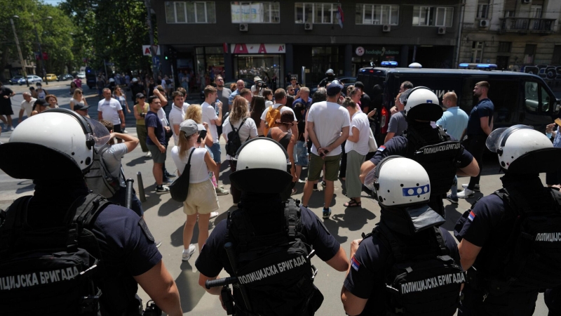 Протестующие в Белграде облили краской площадку перед зданием правительства