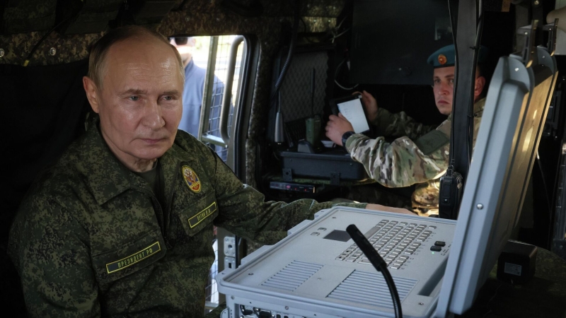 Путин осмотрел машину командира батальона на полигоне "Мулино"