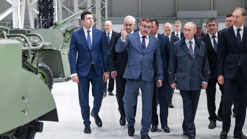 Путин отметил роль молодых специалистов в ОПК