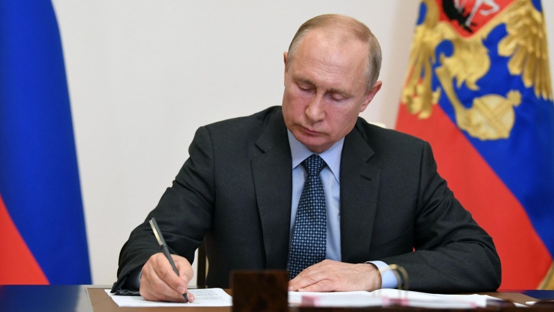 Путин подписал указ об индексации зарплат президента, премьера и министров