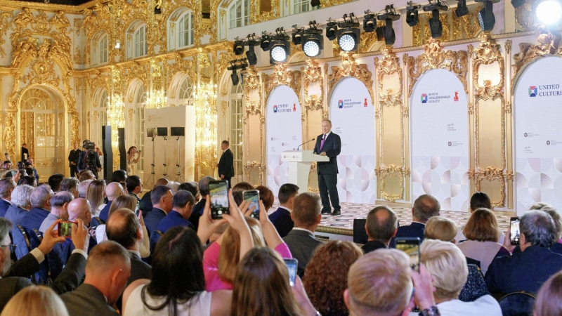 Путин призвал к балансу между сохранением ценностей и открытостью