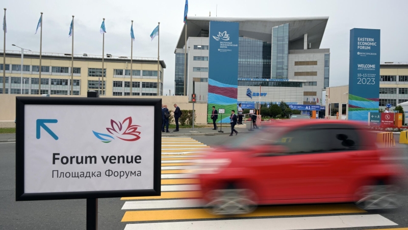 Участники ВЭФ проходят аккредитацию в аэропорту Владивостока