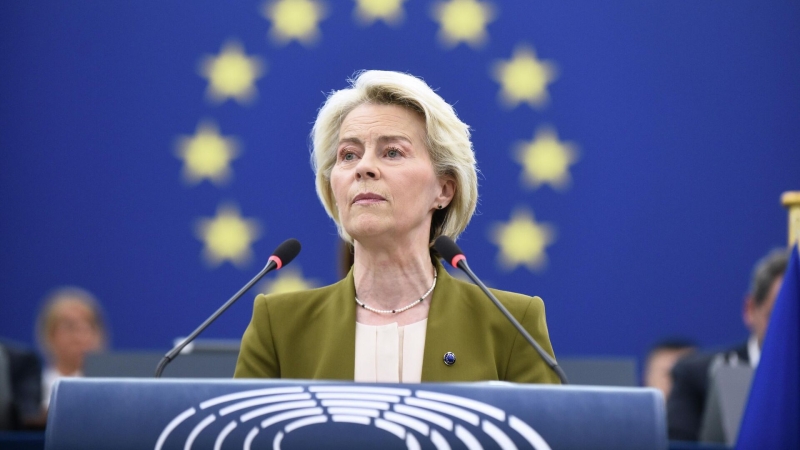 В Европарламенте раскрыли скандал с фон дер Ляйен и Макроном
