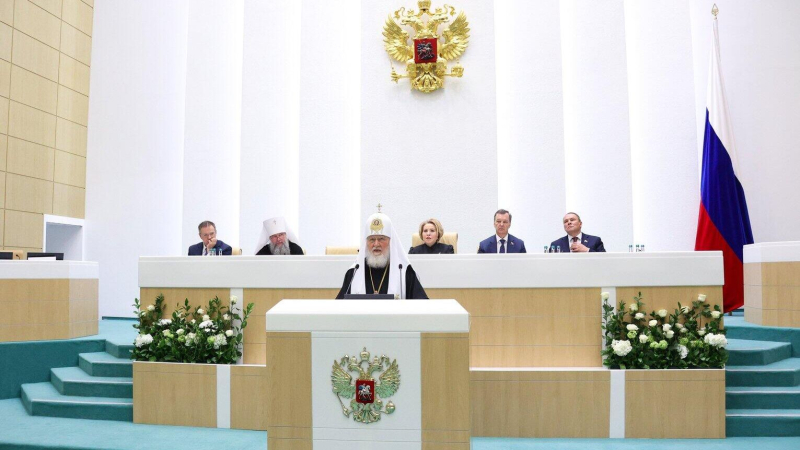 Патриарх Кирилл призвал поддержать законопроект о приоритете кровной семьи