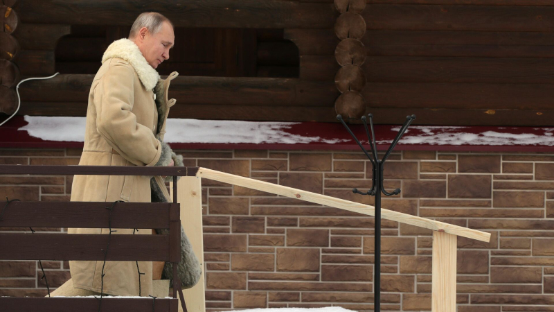 Путин окунулся в прорубь на Крещение
