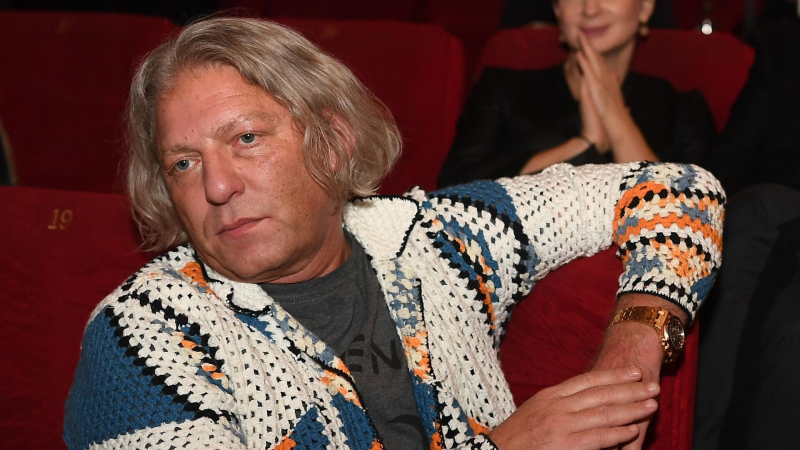 Режиссер Александр Олейников умер в машине скорой помощи