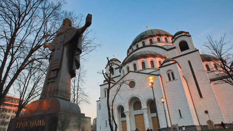 В Белграде проходит шествие студентов к храму Святого Саввы