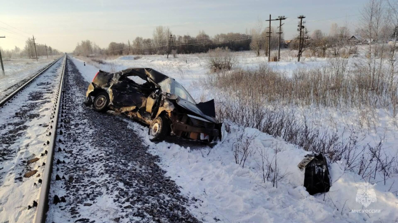 В ДТП с поездом в Псковской области погибли три человека