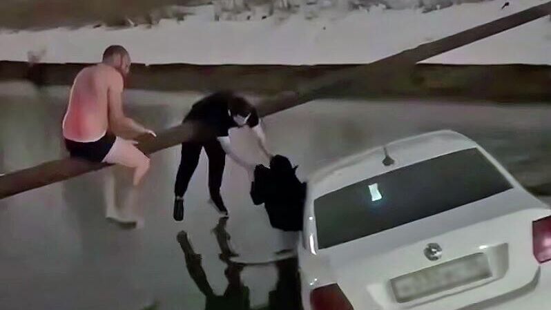 Власти Махачкалы планируют наградить мужчин, спасших женщину с ребенком