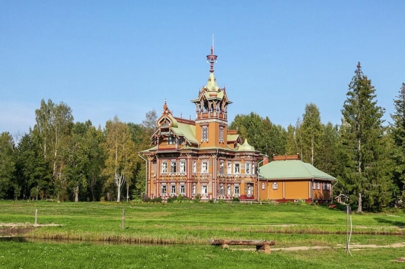 Замки, высотки и терема: самые красивые исторические отели России