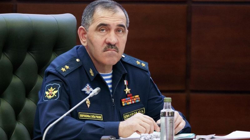 Замминистра обороны наградил псковских десантников орденами