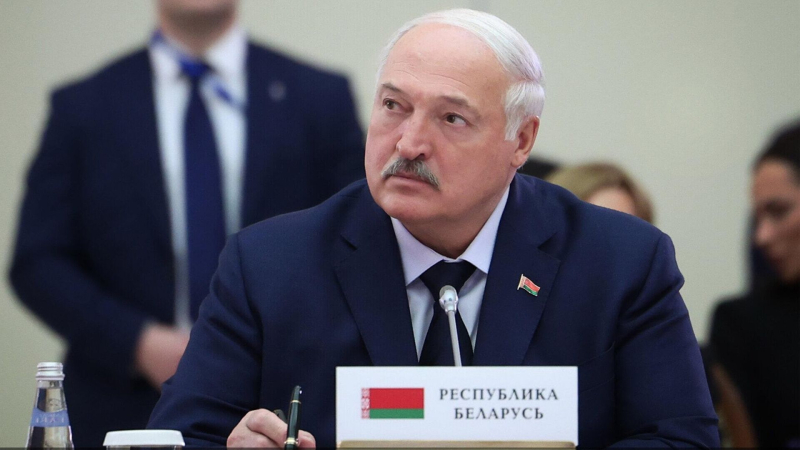 Премьер Белоруссии принес на совещание с Лукашенко снюс