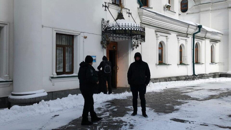 Работники заповедника "Киево-Печерская лавра" блокируют доступ к храмам