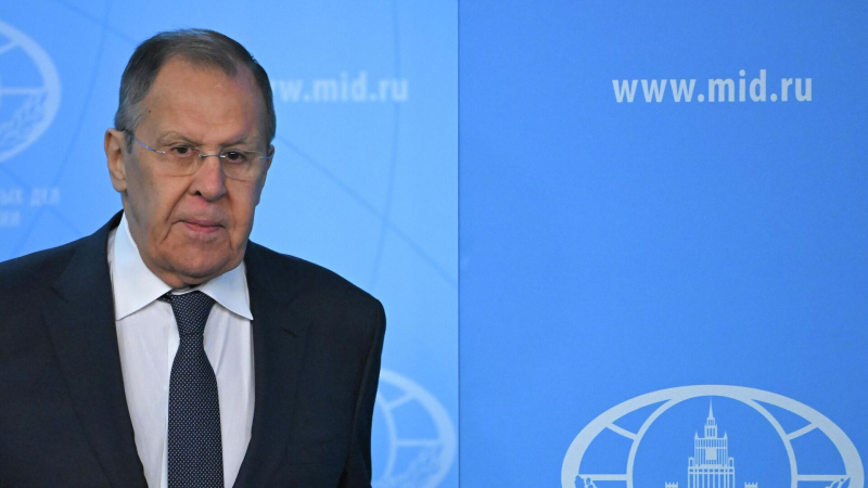 Россия никому не навязывает свою точку зрения, заявил Лавров