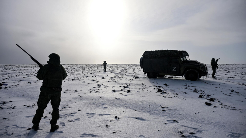 Российская военная полиция эвакуирует мирных жителей из Красноармейска