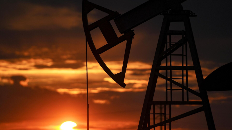 США запугивают другие страны в торговле нефтью с Россией, заявил эксперт