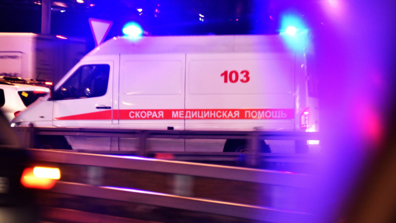 В ХМАО трое детей избежали травм при сходе снега с кровли