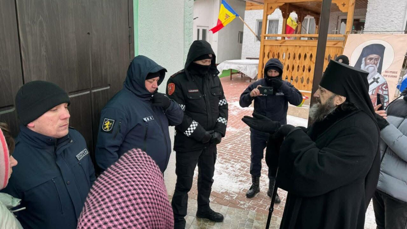 В Молдавии священник забаррикадировался в храме