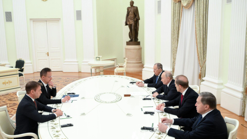 Лавров, Ушаков и Мантуров участвовали на встрече Путина и Сийярто в Кремле