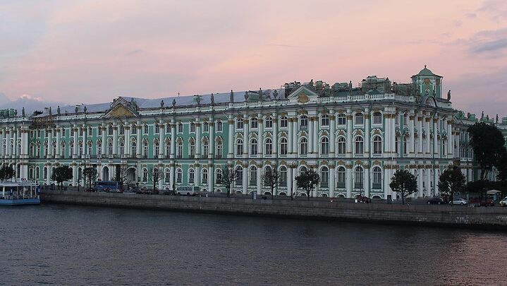 Суд взыскал с посетителя Эрмитажа 825 тысяч рублей на реставрацию трона