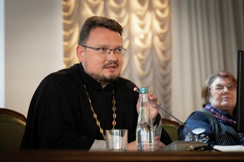 Герои среди нас. Эксперты рассказали, на кого стоит равняться молодежи