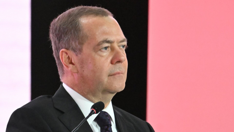 Пашинян настойчиво затаскивает Армению в ЕС, заявил Медведев