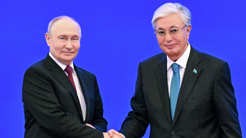 Песков рассказал о неформальной встрече Путина и Токаева