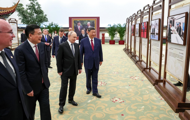 Путин передал поздравления ветерану, рядом с которым сидел на параде Победы