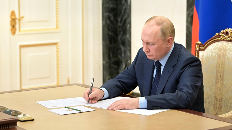 Путин подписал закон об участии регионов в развитии федеральных автодорог