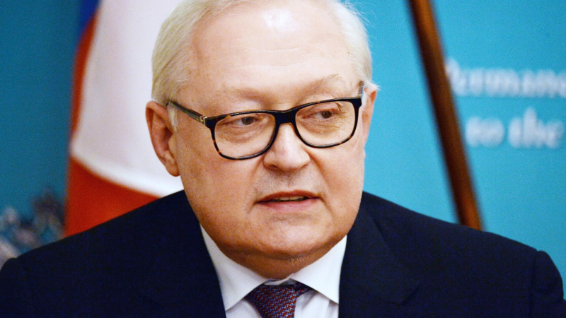 Россия продолжит добиваться от США возврата дипсобственности, заявил Рябков