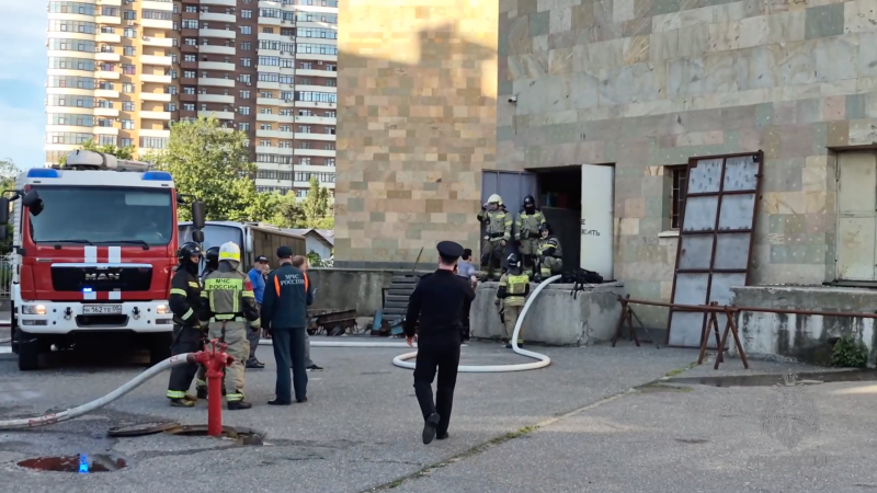 В Махачкале потушили пожар в здании театра