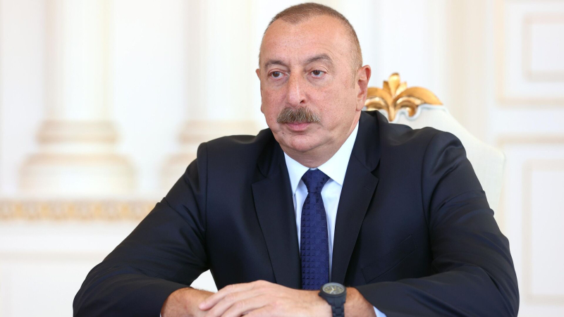 Алиев поздравил Путина и всех россиян с Днем России