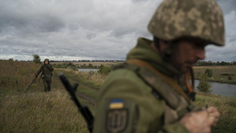 Боевики ВСУ бегут с позиций в стрелковом бою с военными ВМФ России