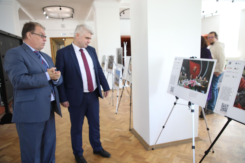 Фотовыставка "Первые среди звезд" открылась в Нижнем Новгороде