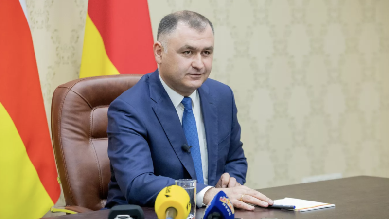 Глава Южной Осетии ушел в отставку и стал советником президента России