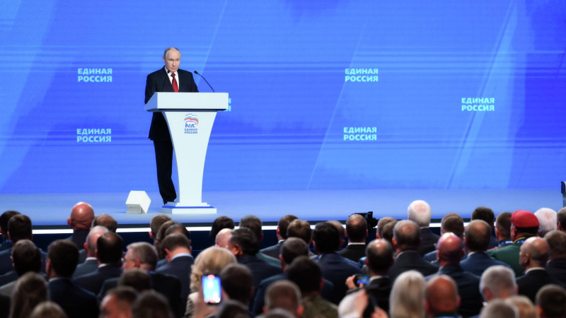 Многие представители ЕР ушли добровольцами на фронт, заявил Путин
