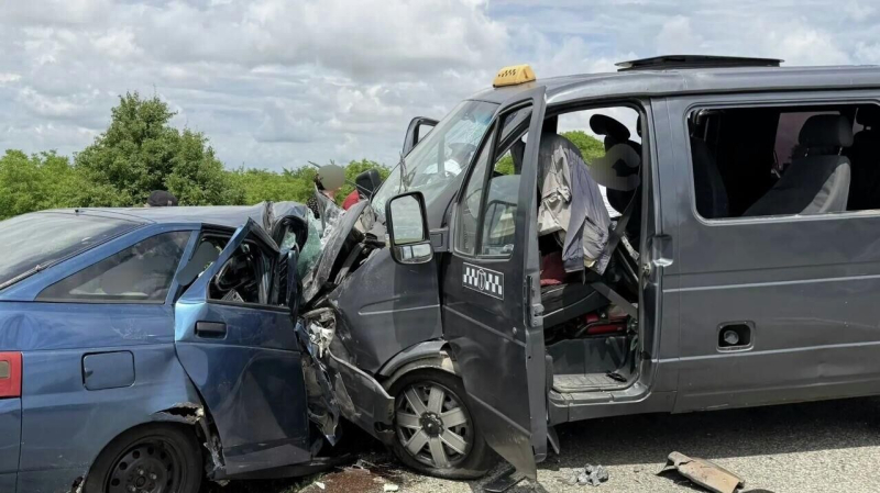На Ставрополье один человек погиб в ДТП с микроавтобусом