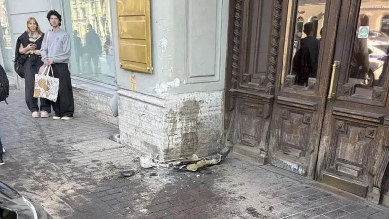 Нетрезвый водитель въехал в здание в центре Петербурга