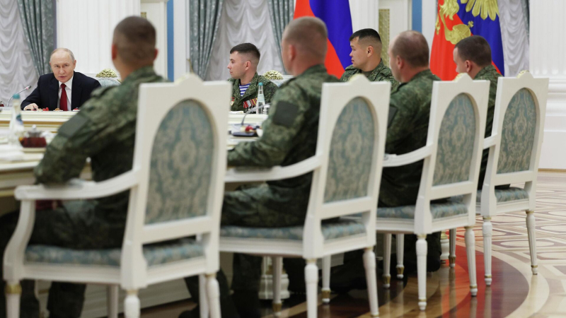 Очень много служащих Минобороны приходит из числа бойцов СВО, заявил Путин