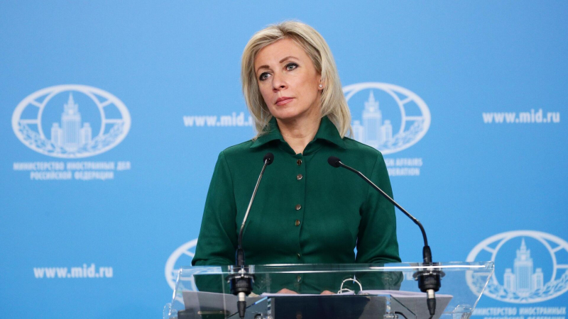 Польше нужно позорно оставить Зеленскому орден, заявила Захарова