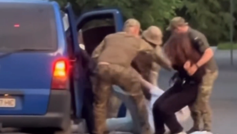 "Помощь головорезам". Кадры происходящего на Украине ужаснули Запад