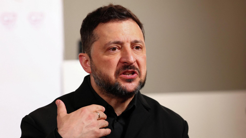"Потребуется еще пакет". Зеленский устроил истерику из-за состояния Украины