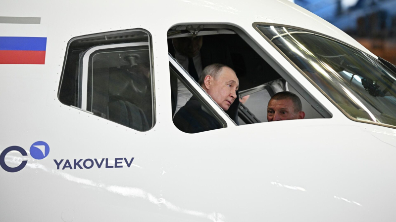 Путин осмотрел образцы новой авиационной техники в Жуковском