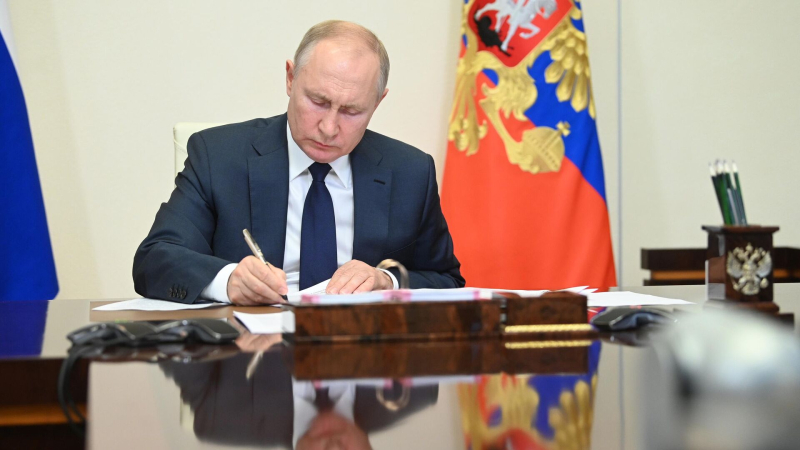 Путин подписал закон о наказании за нарушение правил авторизации