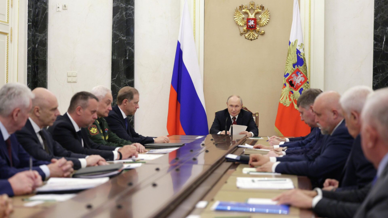 Путин поручил принять системные меры для стабилизации топливного рынка