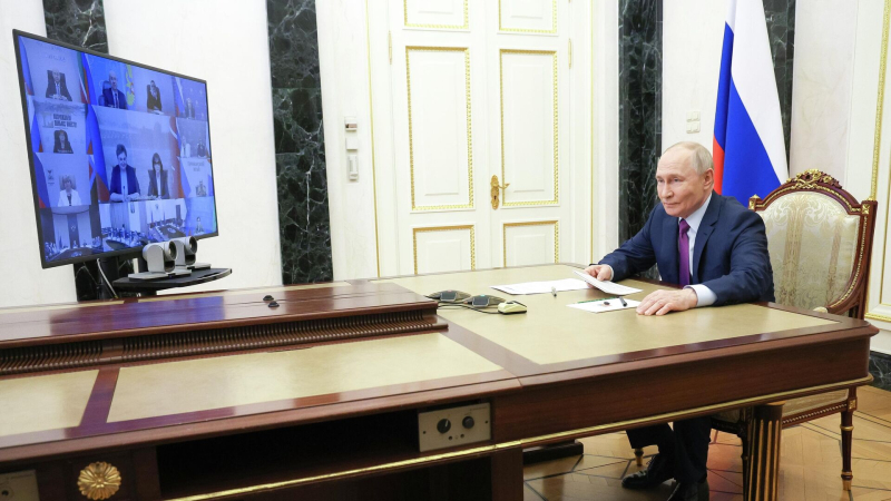 Путин призвал уделять больше внимания языкам народов России