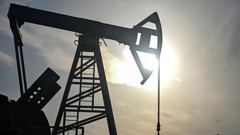 Путин продлил действие ответных мер на потолок цены на российскую нефть