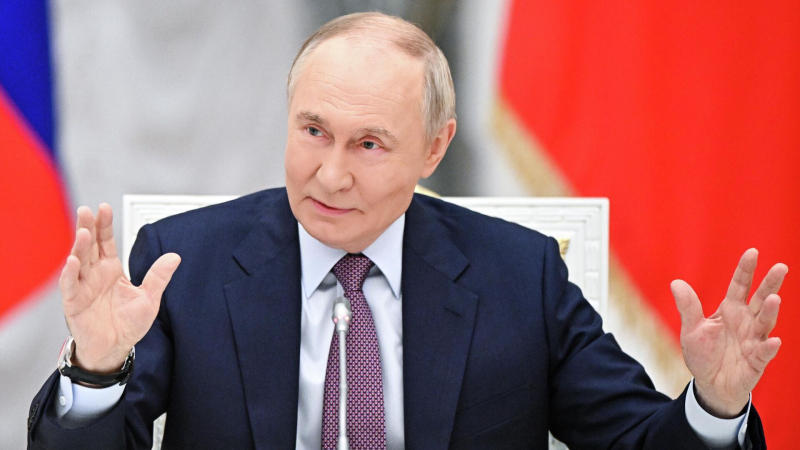 Путин в Казани пообщался с жителями и гостями города