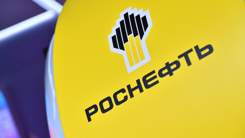 "Роснефть" обеспечит топливом социально значимые объекты, заявил Сечин
